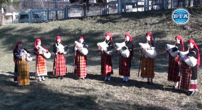 Женският гайдарски състав към ансамбъл "101 каба гайди" пълни душата на публиката с изпълненията си