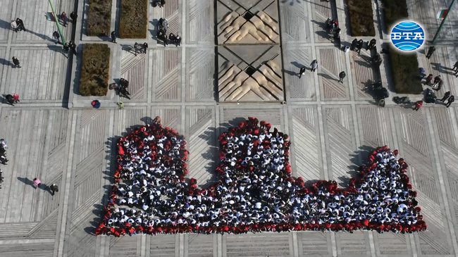 Във Видин повече от 700 души участваха в подреждане на "жива" мартеница на централния площад в града