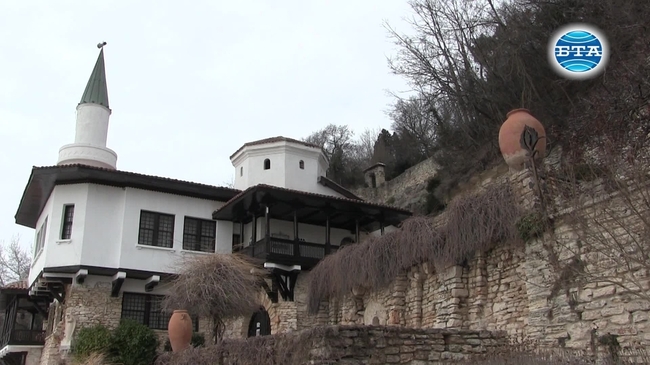 Реставратор от Балчик, работещ в Канада, ремонтира и възстановява каменна пластика в "Двореца" в родния си град