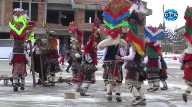 Националният фолклорен празник "Кукериада" в община Тунджа започна с изпълнения на Валя Балканска