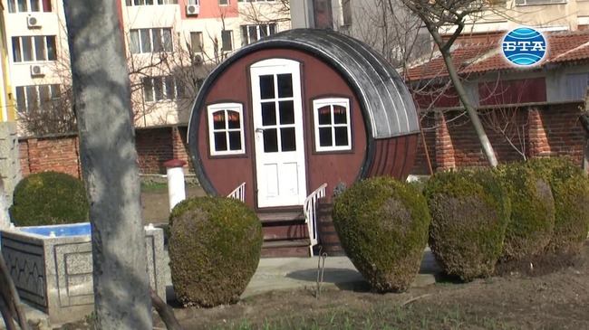 Огромна бъчва приютява любителите на виното в Стралджа