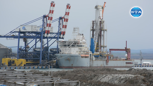 Проучвателният сондаж, който ще търси залежи на нефт и газ в блок "Хан Кубрат", ще започне след броени дни