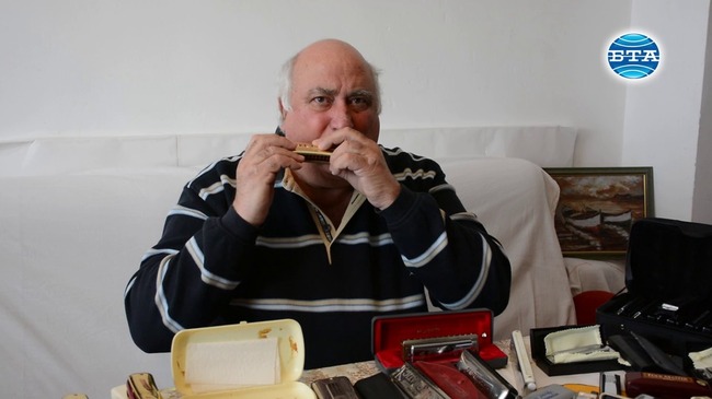 Бургазлия колекционира хармоники и изпълнява на тях българска народна музика