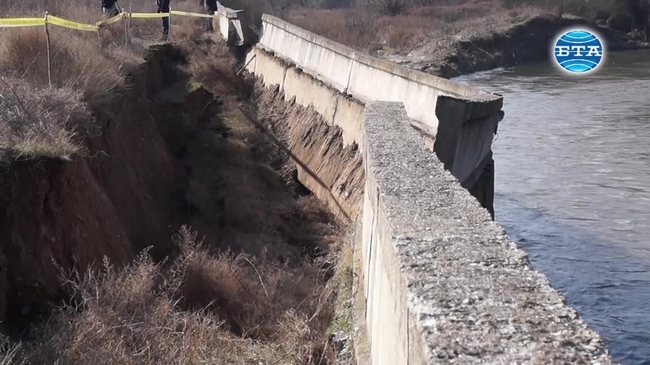 Министър Нено Димов инспектира състоянието на пропуканата подпорна стена на река Чая