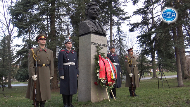 С поднасяне на венци и цветя пред паметника на Гоце Делчев в столичния парк "Борисова градина" бе отбелязана 147-та  годишнина от рождението му.