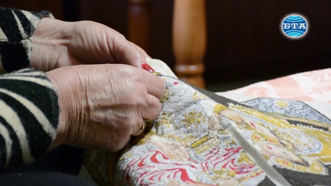 Майсторка на гоблени от ловешкото село Баховица е издала азбучник с народни песни