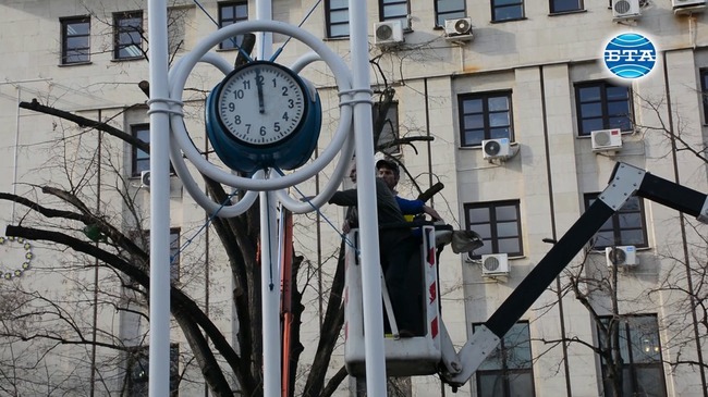 Демонтираха градския часовник в центъра на Бургас, за да подменят механизма му с нов
