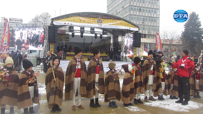 В Перник дефилират 7 600 маскирани