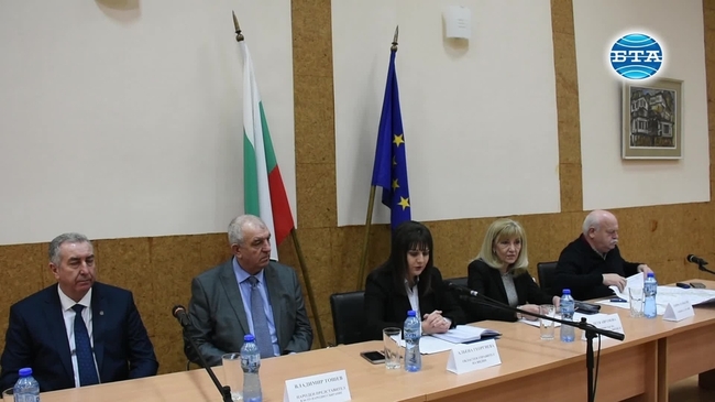 От Видин до Монтана ще бъде изградена магистрала, а от Мездра до Ботевград - скоростен четирилентов път, каза във Видин министър Петя Аврамова