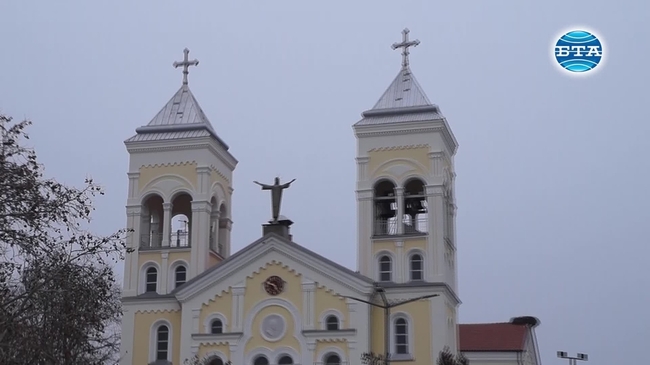 
Картина с изглед към площада и църквата "Пресвето Сърце Исусово" в Раковски ще бъде част от подаръците, които папа Франциск ще получи при визитата си в България 