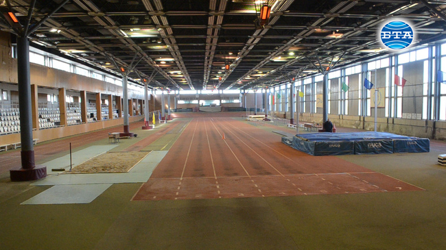 Министър Красен Кралев даде старт на ремонта на закритата лекоатлетическа писта в Добрич