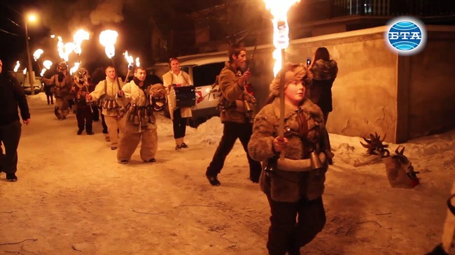 Маски, звънци и ритуални огньове озариха селата в Пернишко