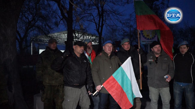 Бивши и настоящи военнослужещи от Специалните сили от цялата страна се събраха на протест в пловдивското село Войводиново