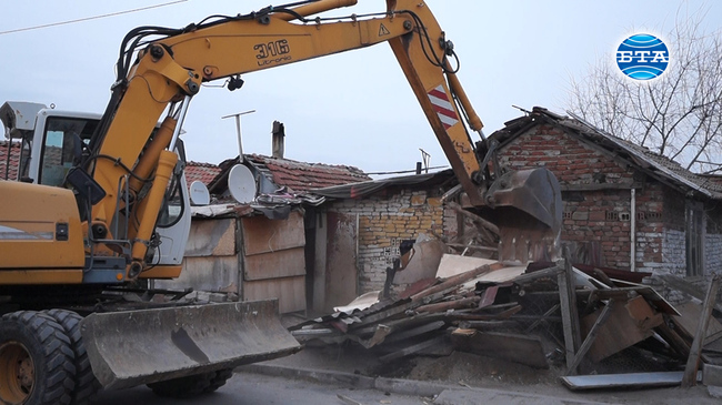 В ромската махала на пловдивското село Войводиново започнаха събарянето на незаконни постройки