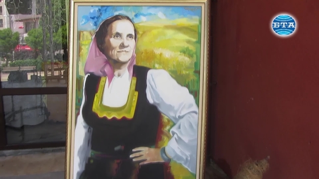 Постоянна изложба, посветена на Гюрга Пинджурова, е подредена в читалището в Трън