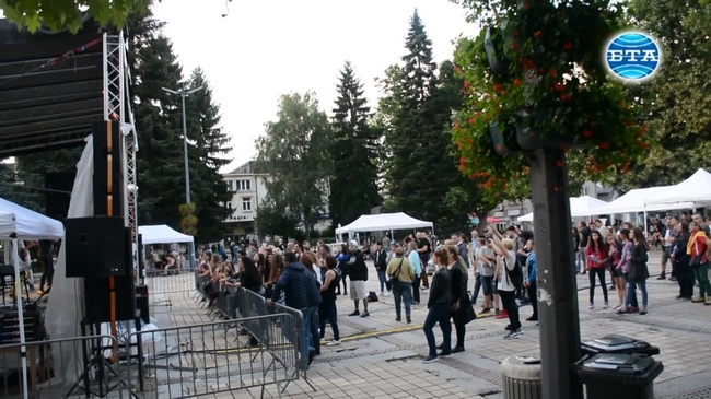 Троян посреща изгрева на слънцето
