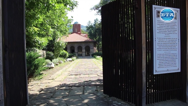 Според проф. Хитко Вачев има сериозни доказателства за това, че в търновската църква "Св. Св. Петър и Павел" се е състояло коронясването на цар Калоян