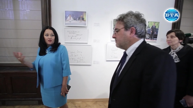 Министрите Лиляна Павлова и Боил Банов откриха изложба с посланията на европейските лидери, написани по време на вечерята в София през май