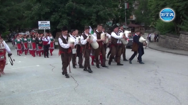 Девин танцува