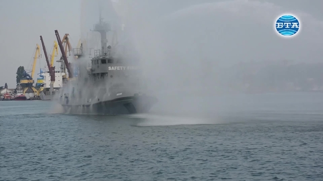 В рамките на учение в Бургас се проведе тренировка по ликвидиране на "пожар" на борда на кораб и оказване на първа медицинска помощ