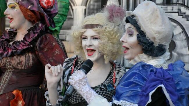 Живи статуи представят в Русе "Забравените занаяти на Париж"