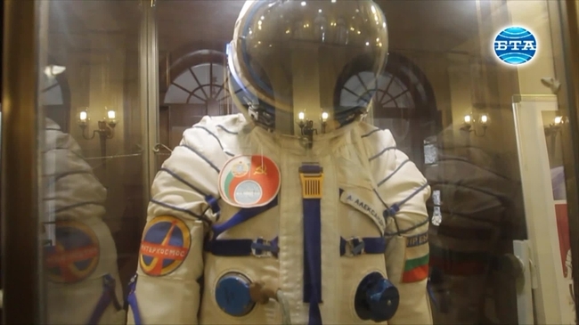 Изложба, посветена на 30-годишнината от полета на Александър Александров, бе открита в БАН