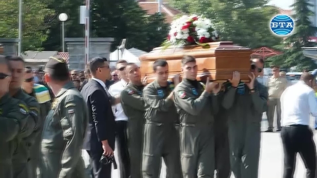 С военни почести в Пловдив бяха погребани военните пилоти, загинали при инцидента в Авиобаза Крумово