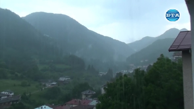 Проливни дъждове и градушка в Смолянско