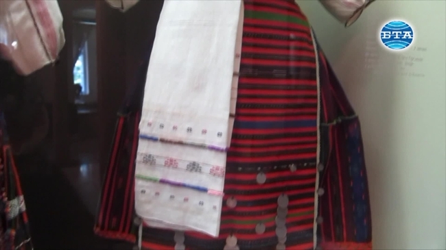 Автентични облекла от 19 век с богата монетна украса могат да се видят в РИМ-Плевен
