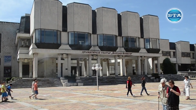 Театърът в Добрич представя премиерно постановката "Преспанските камбани"