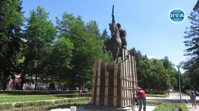 Ремонтират паметника на Кракра Пернишки