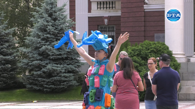 "Малкото синьо човече" на Кон Нин апелира за опазване на околната среда и в България