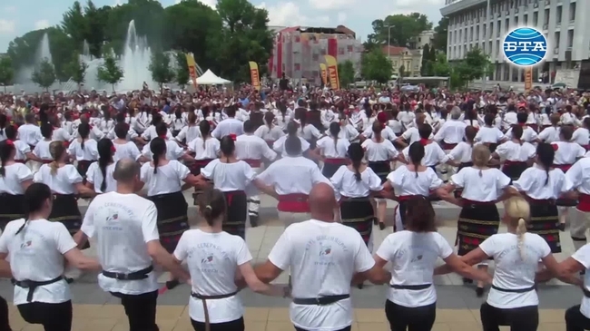 В Плевен направиха опит за рекорд на Гинес с изпълнението на 65 автентични български хора