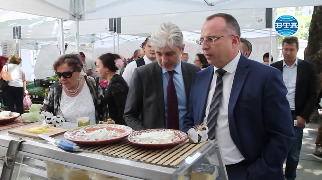 Министрите Румен Порожанов и Нено Димов разгледаха фермерски пазар с продукти, произведени в зоните от "Натура 2000"