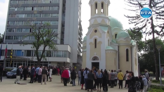 С молебен, водосвет и курбан перничани отбелязаха шестата годишнина от земетресението през 2012 г.