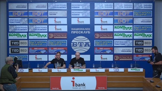 Съвместна пресконференция на Слави Трифонов и родителите на деца с увреждания от “Конфедерация за защита правата на децата”, които не бяха допуснати в Парламента.