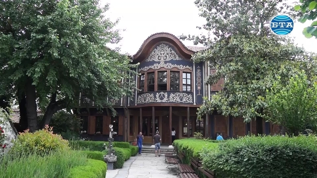 В българските народни носии всичко е насочено към това да се отблъсква злото