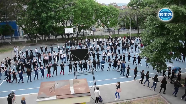 Най-дългото училищно хоро се изви във Варна