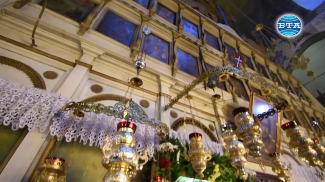 Десетки вярващи се събраха в храм "Света Богородица" в Асеновград за празника Преполовение