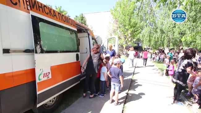 Децата от ДГ „Ален мак“ се запознаха с работата на екипите от „Спешна помощ“