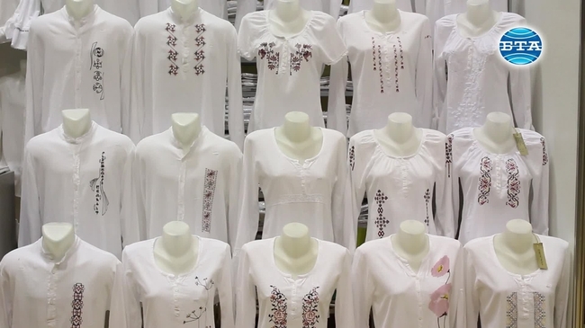 Минен инженер създава дрехи, украсени с български шевици