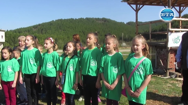 Радомирски деца засадиха 40 фиданки зимен дъб по повод Седмицата на гората