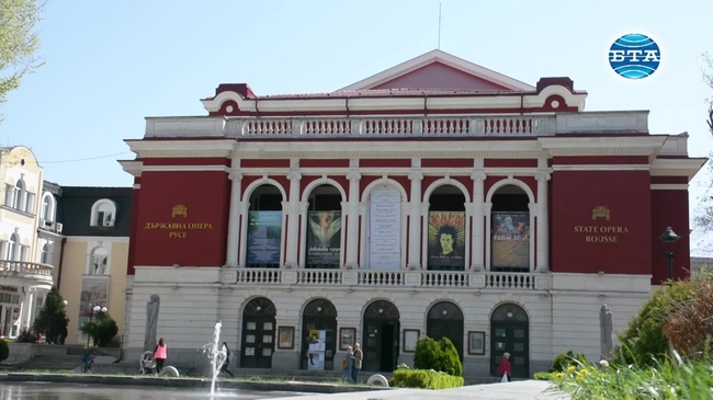 Русенската опера представя премиерно балетния спектакъл "Лебедово езеро"