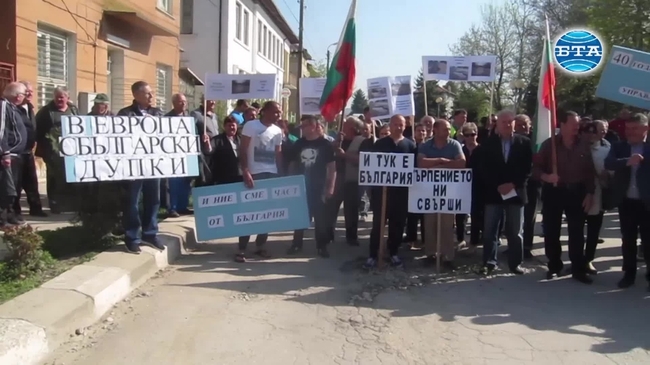 Граждани от четири плевенски села блокираха пътя за пристанище Сомовит 