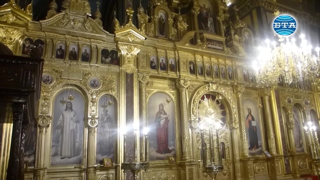 Стотици миряни посрещнаха Великден в Желязната църква "Св. Стефан" в Истанбул