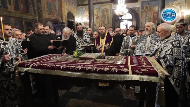 Патриарх Неофит води опелото Христово в храм "Св. Неделя"