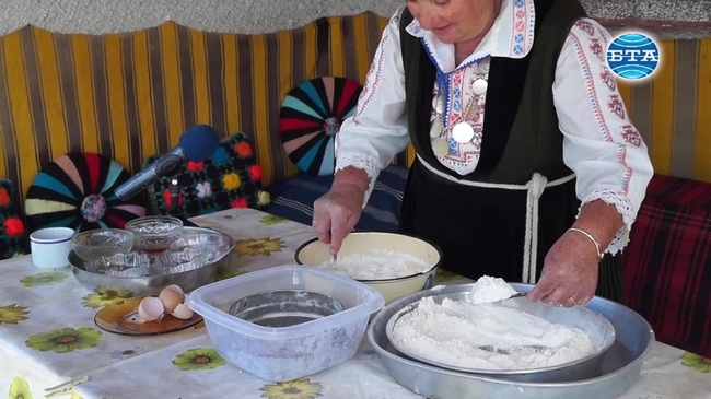 Месенето на Великденска обредна питка на Велики Четвъртък е традиция в пловдивското село Старо Железаре