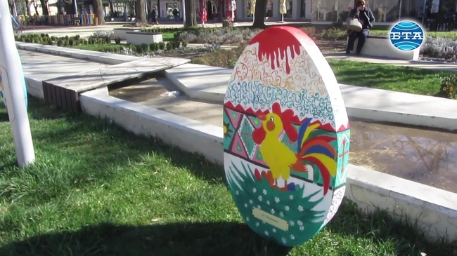 Перник грее с великденска украса, изработена от деца