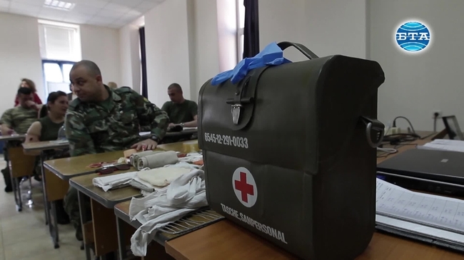 Бойни санитари демонстрираха умения по спасяване на ранен войник