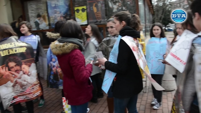 Млади театрали отбелязаха Международния ден на театъра с флашмоб в центъра на Варна